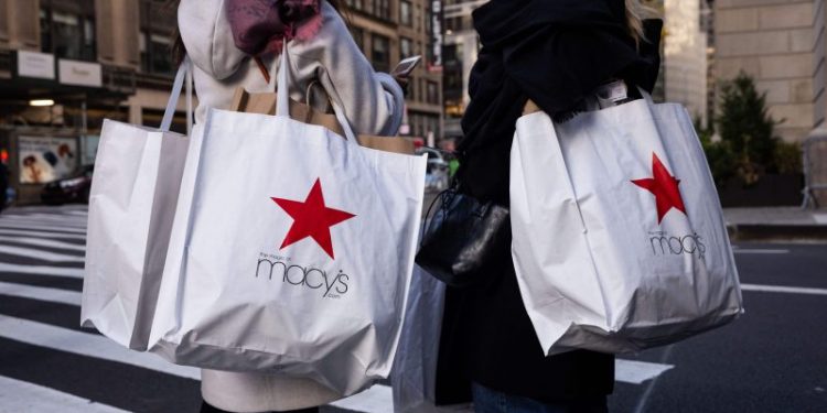 Consumer confidence pops in the last month of a year that dodged recession forecasts