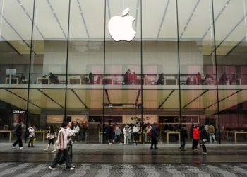 Apple loses top phonemaker spot to Samsung as iPhone shipments drop, research company says