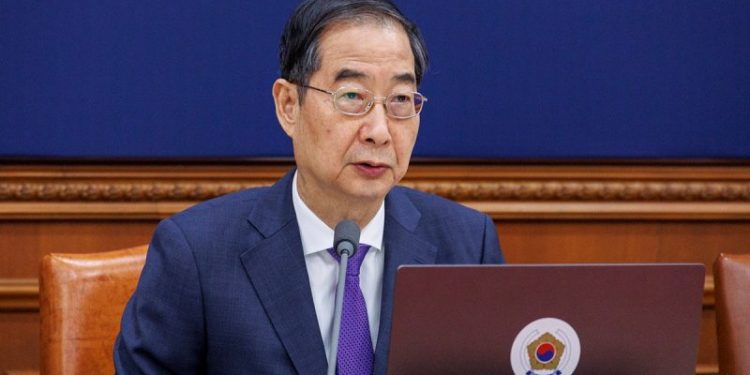 South Korea’s prime minister and top presidential officials resign en masse