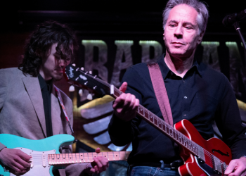 Blinken, guitar in hand, sings ‘Rockin’ in the Free World’ in Kyiv bar during Ukraine trip