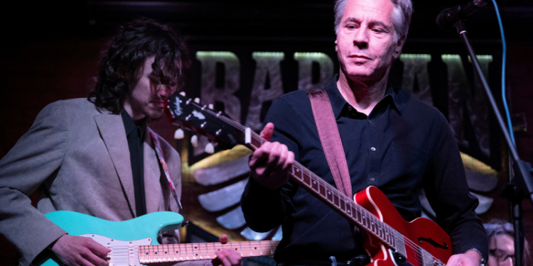 Blinken, guitar in hand, sings ‘Rockin’ in the Free World’ in Kyiv bar during Ukraine trip