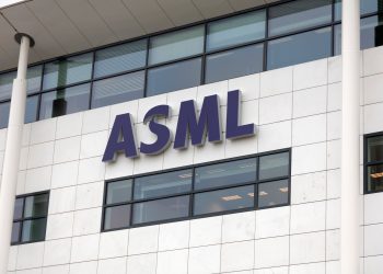 Is ASML stock a Buy after Barclays’ upgrade and new $1,243 price target?