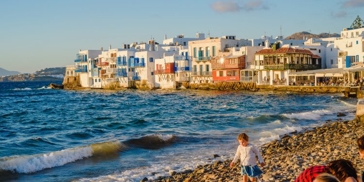 Turkish tourists flock to Greece amid skyrocketing inflation at home
