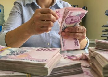 Turkish lira and stocks tumble amid global tech woes and political uncertainty