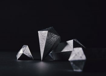 Silver gains 1.6% as geopolitical tensions intensify over Ukraine-Russia conflict