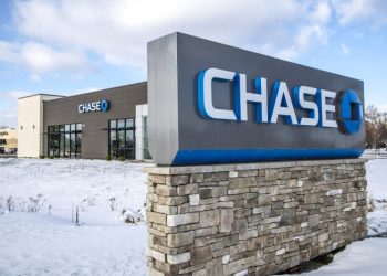 JPMorgan Chase is opening more small-town branches in middle America