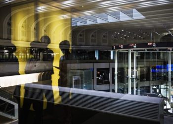 American recession fears spark selloff in international markets and point to lower U.S. open