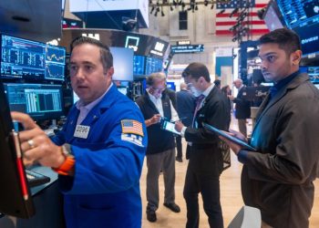 U.S. markets close sharply lower — but some economists say economy looks stable