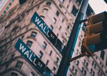 David Roche warns of potential bear market in 2025 amid AI bubble concerns