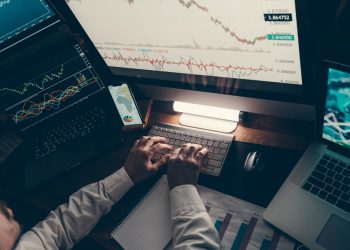 US stock ownership disparity: 62% of Americans invested, unequal distribution raises questions