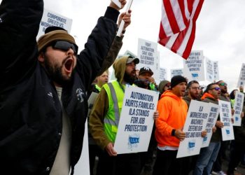 Dockworkers on East and Gulf Coast to return to work after reaching agreement on wages