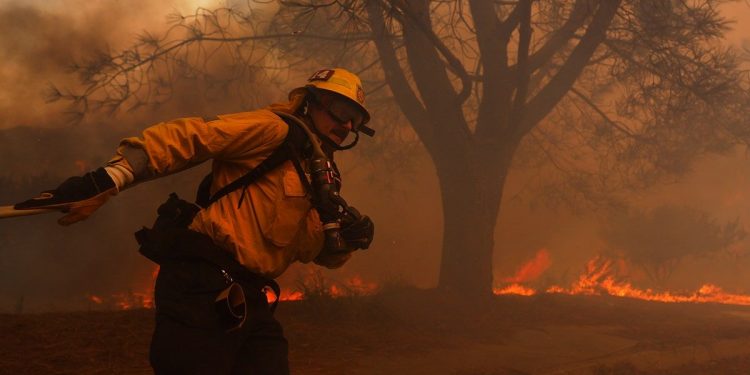 How many billions will California fires cost the US economy?