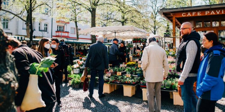 Euro zone inflation climbs to 2.4% in December, meeting expectations