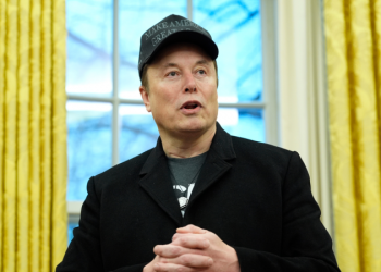 Elon Musk makes surprise appearance at CPAC