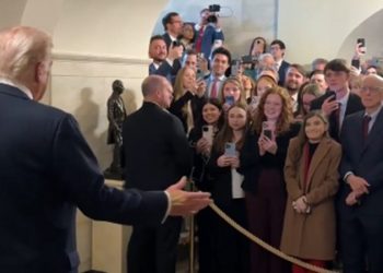 Trump surprises first White House tour of the year