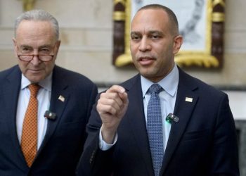 Top House Democrat leaves Schumer in the cold amid left’s disarray on shutdown drama