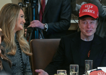 Elon Musk receives applause from Cabinet as he begins planned departure from DOGE role