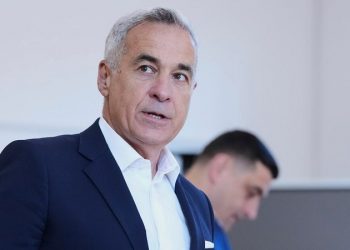 Romanian populist who ran for president before election was annulled steps away from politics