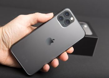 Warren Buffett cautions against buying Apple stock: find out more