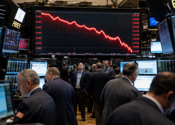 S&P 500 could fall to 6,150: analyst explains how to play the dip