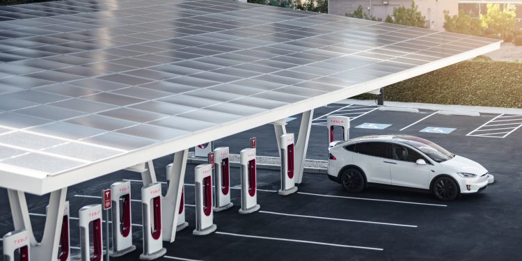 Tesla stock is surging around 3%, but analysts are growing cautious