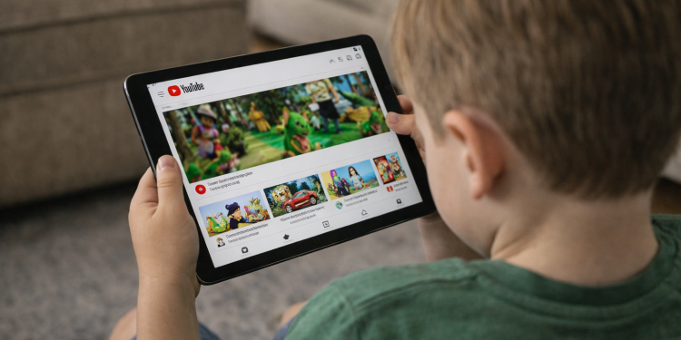 Google faces pressure as experts urge banning AI videos for young users