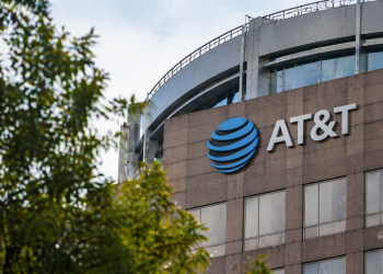Why is AT&T stock in red despite Q1 earnings that fired on all cylinders?