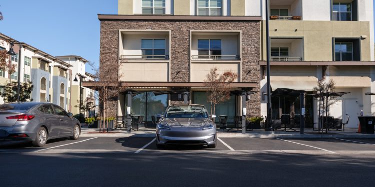 Tesla stock is surging around 4% today: is it time to buy?