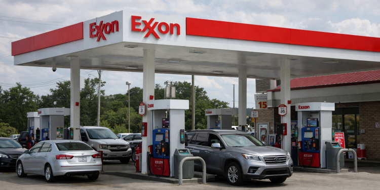 ExxonMobil stock slips as oil falls, but rally may not be over yet