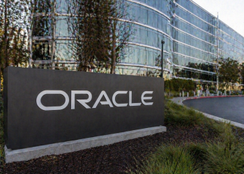 Oracle stock falls 3%: why this analyst still sees upside