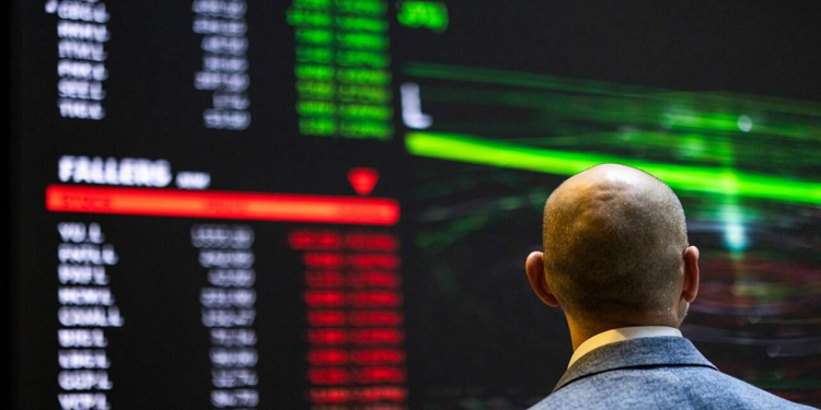 London stocks fall as US moves to blockade Iran, oil tops $100